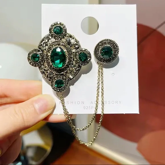 Vintage Emerald Brooch Pin with Chain – Elegant Green Crystal Statement Jewelry - Picture 2 of 7